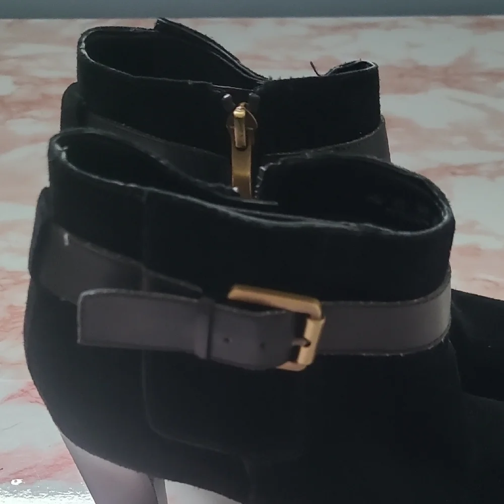 EUC Franco Sarto Idrina Black Suede Ankle Boots Gold Straps Sz 7.5M
